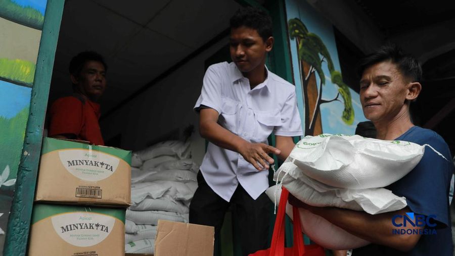 Warga mengantre untuk mengambil bantuan pangan gratis di Balai RW 03 Kelurahan Menteng, Jakarta, Rabu (10/6/2026).