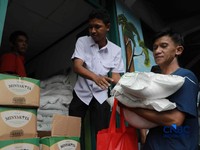 Warga mengantre untuk mengambil bantuan pangan gratis di Balai RW 03 Kelurahan Menteng, Jakarta, Rabu (10/6/2026). (CNBC Indonesia/Muhammad Sabki)