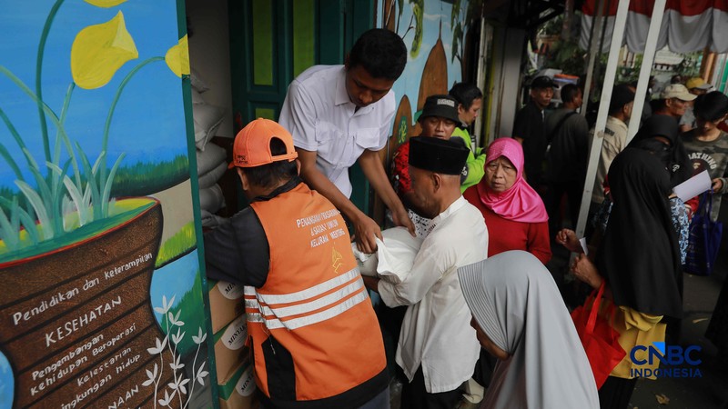 Warga mengantre untuk mengambil bantuan pangan gratis di Balai RW 03 Kelurahan Menteng, Jakarta, Rabu (10/6/2026). (CNBC Indonesia/Muhammad Sabki)