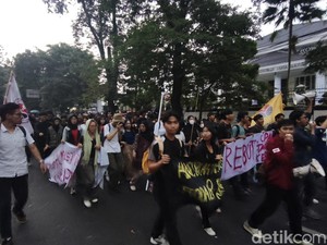 Usai Sampaikan Tuntutan, Mahasiswa Akhiri Aksi di DPRD Jabar