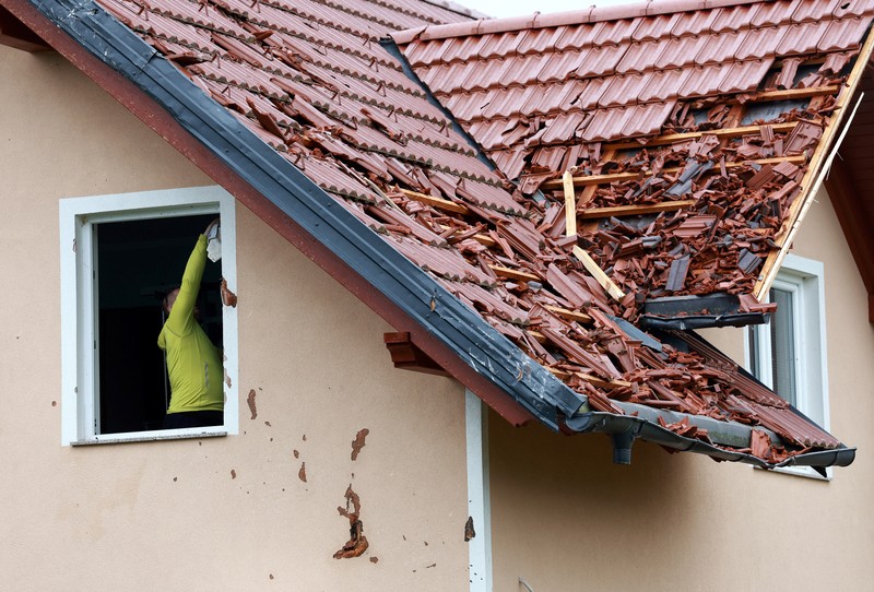 Dampak badai yang menyebabkan kerusakan di desa Komenda, Slovenia, Kamis (11/6/2026). (REUTERS/Borut Zivulovic)