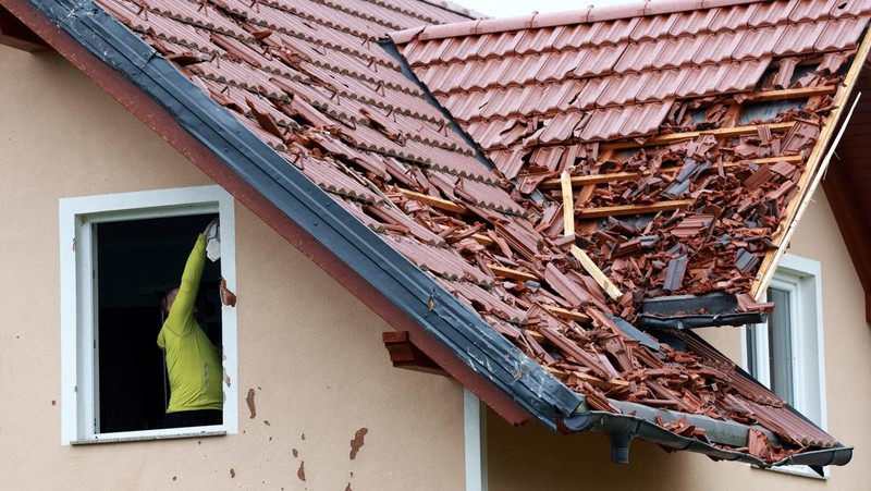 Dampak badai yang menyebabkan kerusakan di desa Komenda, Slovenia, Kamis (11/6/2026). (REUTERS/Borut Zivulovic)