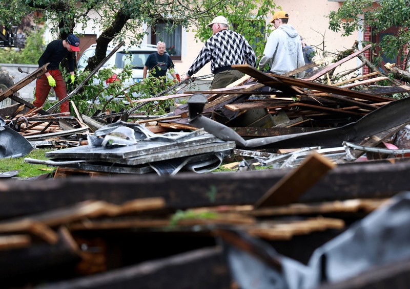 Dampak badai yang menyebabkan kerusakan di desa Komenda, Slovenia, Kamis (11/6/2026). (REUTERS/Borut Zivulovic)