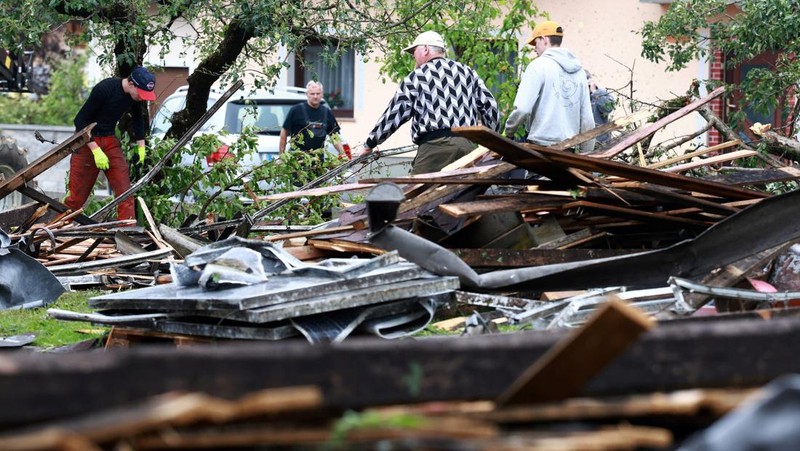 Dampak badai yang menyebabkan kerusakan di desa Komenda, Slovenia, Kamis (11/6/2026). (REUTERS/Borut Zivulovic)