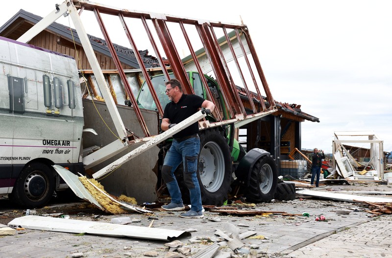Dampak badai yang menyebabkan kerusakan di desa Komenda, Slovenia, Kamis (11/6/2026). (REUTERS/Borut Zivulovic)