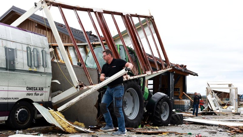 Dampak badai yang menyebabkan kerusakan di desa Komenda, Slovenia, Kamis (11/6/2026). (REUTERS/Borut Zivulovic)