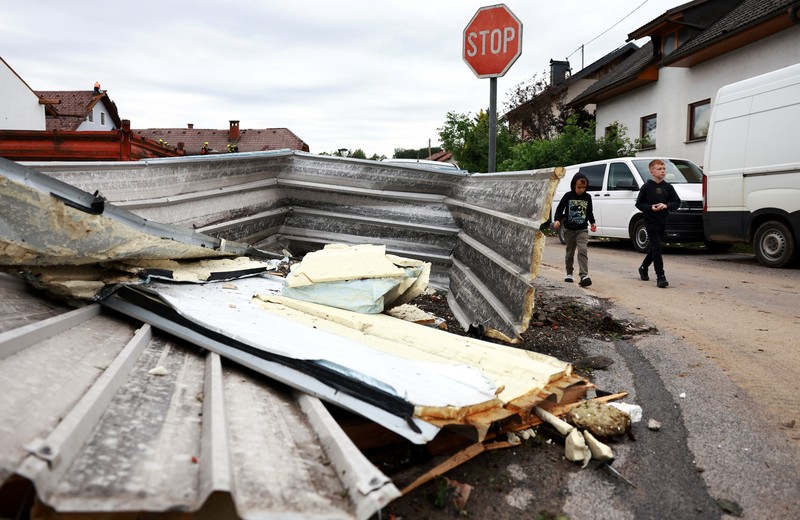 Dampak badai yang menyebabkan kerusakan di desa Komenda, Slovenia, Kamis (11/6/2026). (REUTERS/Borut Zivulovic)