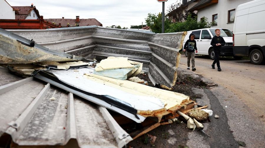 Dampak badai yang menyebabkan kerusakan di desa Komenda, Slovenia, Kamis (11/6/2026). (REUTERS/Borut Zivulovic)