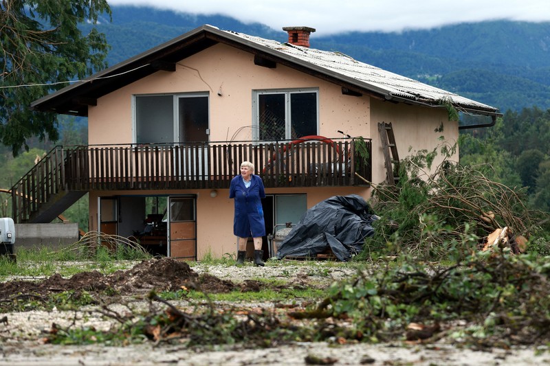 Dampak badai yang menyebabkan kerusakan di desa Komenda, Slovenia, Kamis (11/6/2026). (REUTERS/Borut Zivulovic)
