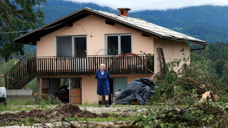 Dampak badai yang menyebabkan kerusakan di desa Komenda, Slovenia, Kamis (11/6/2026). (REUTERS/Borut Zivulovic)