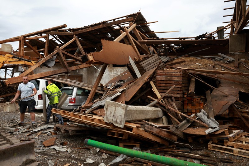 Dampak badai yang menyebabkan kerusakan di desa Komenda, Slovenia, Kamis (11/6/2026). (REUTERS/Borut Zivulovic)
