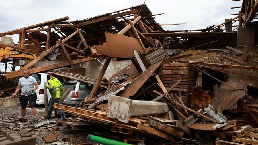 Dampak badai yang menyebabkan kerusakan di desa Komenda, Slovenia, Kamis (11/6/2026). (REUTERS/Borut Zivulovic)