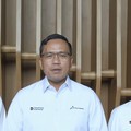 Direktur Utama PT Pertamina (Persero), Simon Aloysius Mantiri (tengah) menyampaikan harga BBM subsidi, yaitu Pertalite dan Biosolar, tidak mengalami perubahan. Harga Pertalite masih tetap di Rp10.000 dan BioSolar di harga Rp6.800 per liter sesuai ket