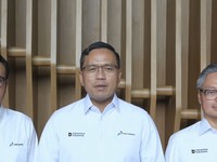 Direktur Utama PT Pertamina (Persero), Simon Aloysius Mantiri (tengah) menyampaikan harga BBM subsidi, yaitu Pertalite dan Biosolar, tidak mengalami perubahan. Harga Pertalite masih tetap di Rp10.000 dan BioSolar di harga Rp6.800 per liter sesuai ket