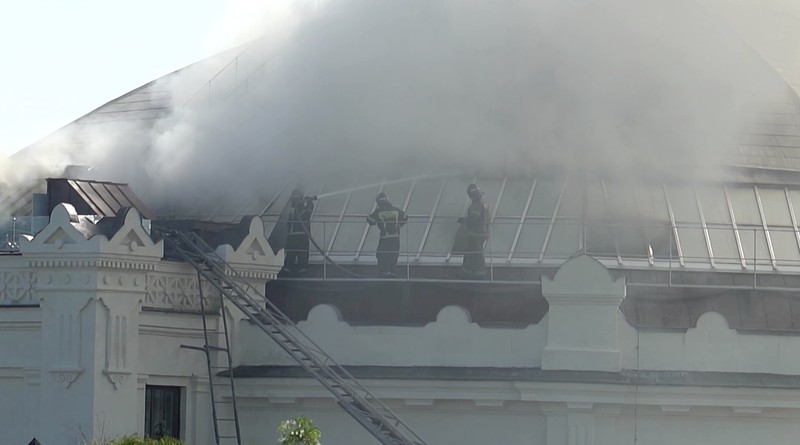 Petugas pemadam kebakaran memadamkan api di museum