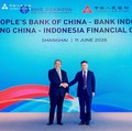 Gubernur Perry Warjiyo dan Gubernur Pan Gongsheng menjalin kerja sama Bilateral Currency Swap Arrangement (BCSA) antara BI dan PBOC. di Shanghai, China, Rabu (11/6/2026). (Dok. Bank Indonesia)