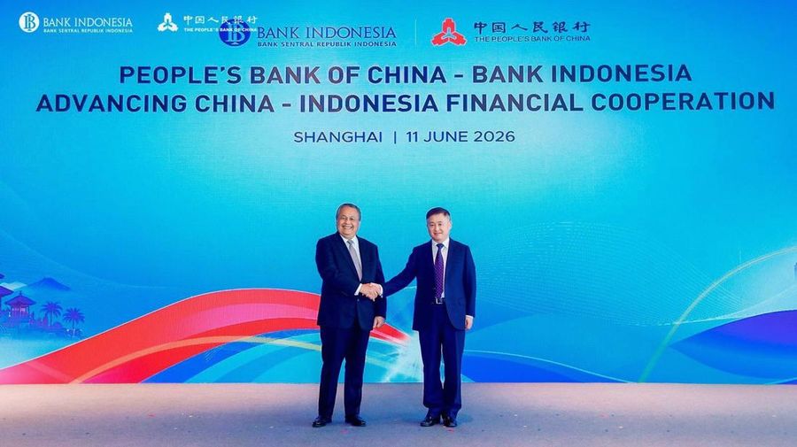 Gubernur Perry Warjiyo dan Gubernur Pan Gongsheng menjalin kerja sama Bilateral Currency Swap Arrangement (BCSA) antara BI dan PBOC. di Shanghai, China, Rabu (11/6/2026). (Dok. Bank Indonesia)