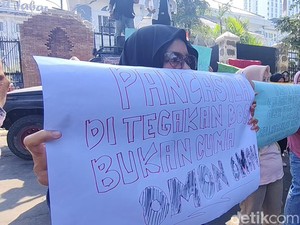 Kericuhan SPMB Jabar 2026: Ibu-ibu Protes Sistem PCMB di DPRD