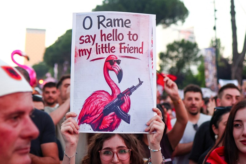 Pemandangan dari drone yang memperlihatkan para pengunjuk rasa mengibarkan bendera nasional Albania selama protes terhadap resor mewah, sebuah rencana dari perusahaan yang terkait dengan menantu Presiden AS Donald Trump, Jared Kushner, di bagian pesisir Adriatik yang sensitif terhadap lingkungan, di Tirana, Albania, 10 Juni 2026. (REUTERS/Florion Goga)