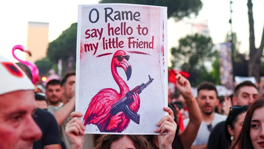 Orang-orang berpartisipasi dalam protes menentang resor mewah, sebuah rencana oleh perusahaan yang terkait dengan menantu Presiden AS Donald Trump, Jared Kushner, di bagian pesisir Adriatik yang sensitif terhadap lingkungan, di Tirana, Albania, 10 Juni 2026.