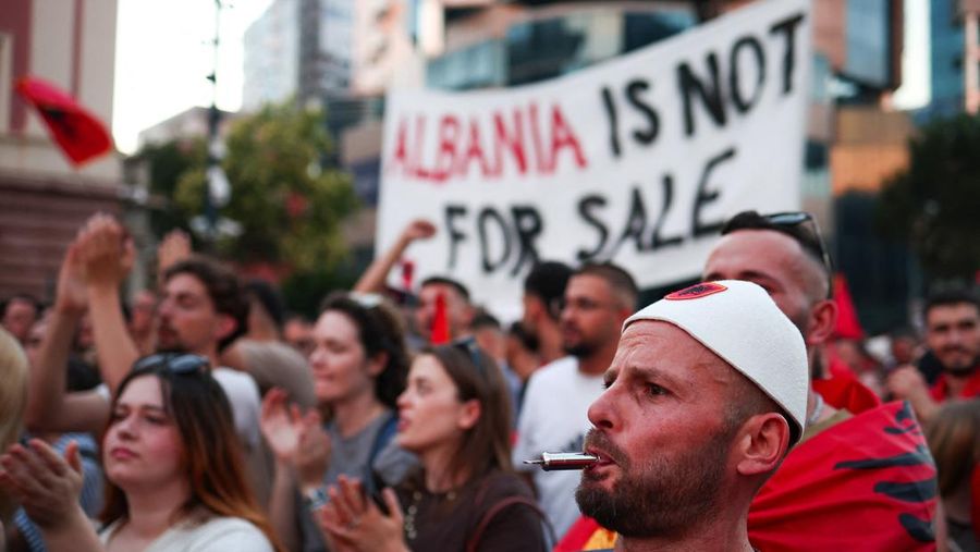 Orang-orang berpartisipasi dalam protes menentang resor mewah, sebuah rencana oleh perusahaan yang terkait dengan menantu Presiden AS Donald Trump, Jared Kushner, di bagian pesisir Adriatik yang sensitif terhadap lingkungan, di Tirana, Albania, 10 Juni 2026.