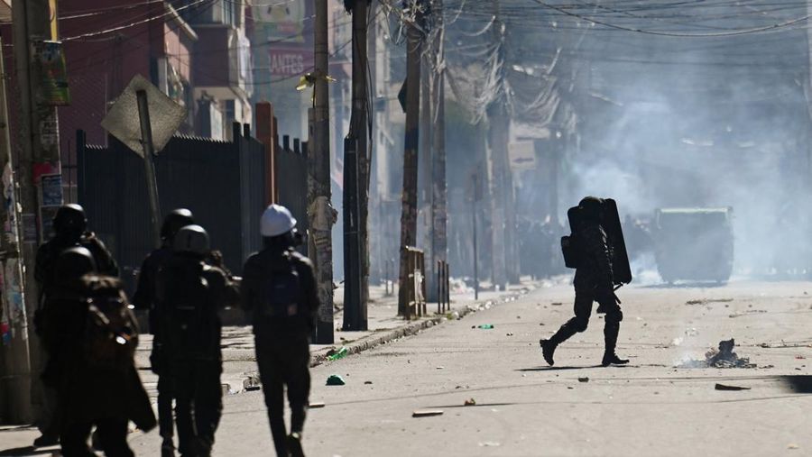 Para demonstran bentrok dengan polisi selama protes yang menyerukan pengunduran diri Presiden Bolivia Rodrigo Paz, menyusul protes dan blokade selama berminggu-minggu yang menyebabkan kekurangan makanan, bahan bakar, dan obat-obatan, di La Paz, Bolivia, 10 Juni 2026.