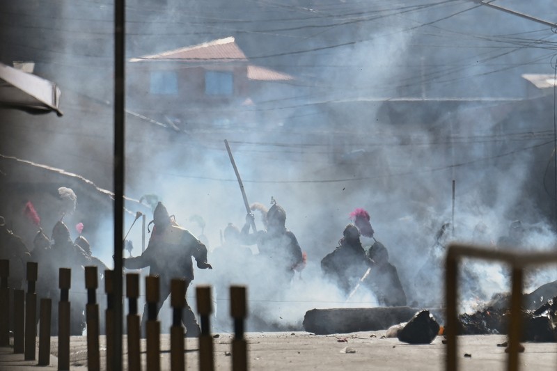 Para petugas polisi berjaga-jaga selama demonstrasi yang menyerukan pengunduran diri Presiden Bolivia Rodrigo Paz, menyusul protes dan blokade selama berminggu-minggu yang menyebabkan kekurangan makanan, bahan bakar, dan obat-obatan, di La Paz, Bolivia, 10 Juni 2026. (REUTERS/Claudia Morales)