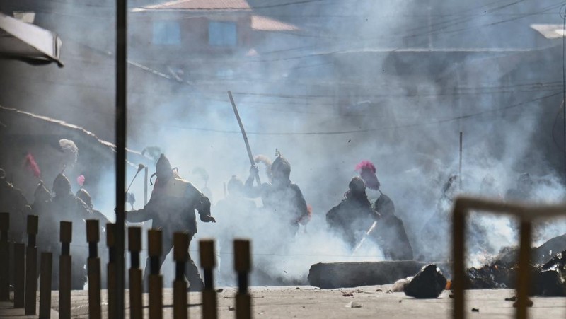 Para demonstran bentrok dengan polisi selama protes yang menyerukan pengunduran diri Presiden Bolivia Rodrigo Paz, menyusul protes dan blokade selama berminggu-minggu yang menyebabkan kekurangan makanan, bahan bakar, dan obat-obatan, di La Paz, Bolivia, 10 Juni 2026.