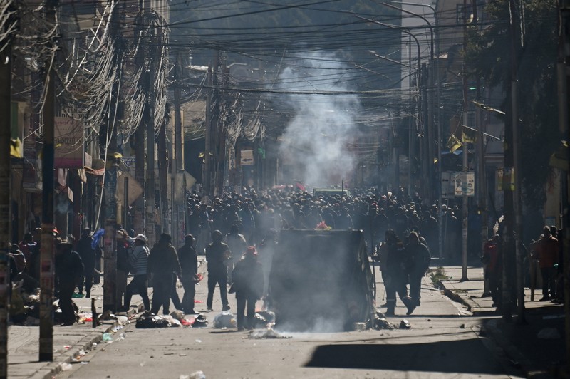 Para petugas polisi berjaga-jaga selama demonstrasi yang menyerukan pengunduran diri Presiden Bolivia Rodrigo Paz, menyusul protes dan blokade selama berminggu-minggu yang menyebabkan kekurangan makanan, bahan bakar, dan obat-obatan, di La Paz, Bolivia, 10 Juni 2026. (REUTERS/Claudia Morales)