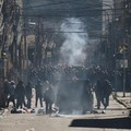 Para demonstran bentrok dengan polisi selama protes yang menyerukan pengunduran diri Presiden Bolivia Rodrigo Paz, menyusul protes dan blokade selama berminggu-minggu yang menyebabkan kekurangan makanan, bahan bakar, dan obat-obatan, di La Paz, Boliv