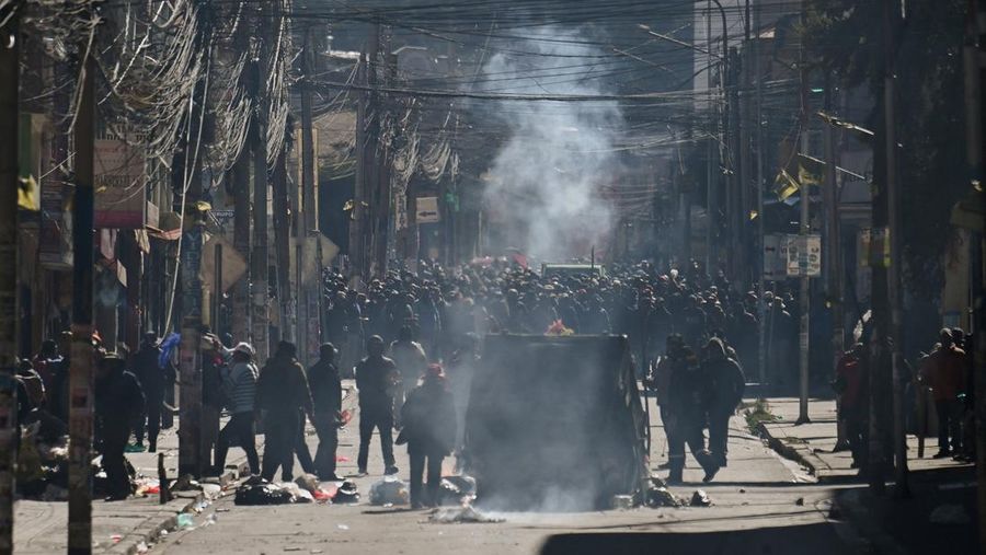 Para demonstran bentrok dengan polisi selama protes yang menyerukan pengunduran diri Presiden Bolivia Rodrigo Paz, menyusul protes dan blokade selama berminggu-minggu yang menyebabkan kekurangan makanan, bahan bakar, dan obat-obatan, di La Paz, Bolivia, 10 Juni 2026.