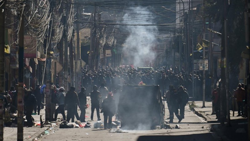 Para demonstran bentrok dengan polisi selama protes yang menyerukan pengunduran diri Presiden Bolivia Rodrigo Paz, menyusul protes dan blokade selama berminggu-minggu yang menyebabkan kekurangan makanan, bahan bakar, dan obat-obatan, di La Paz, Bolivia, 10 Juni 2026.