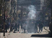 Para demonstran bentrok dengan polisi selama protes yang menyerukan pengunduran diri Presiden Bolivia Rodrigo Paz, menyusul protes dan blokade selama berminggu-minggu yang menyebabkan kekurangan makanan, bahan bakar, dan obat-obatan, di La Paz, Boliv