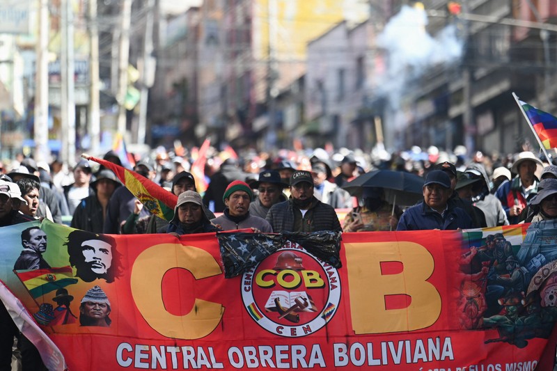 Para petugas polisi berjaga-jaga selama demonstrasi yang menyerukan pengunduran diri Presiden Bolivia Rodrigo Paz, menyusul protes dan blokade selama berminggu-minggu yang menyebabkan kekurangan makanan, bahan bakar, dan obat-obatan, di La Paz, Bolivia, 10 Juni 2026. (REUTERS/Claudia Morales)