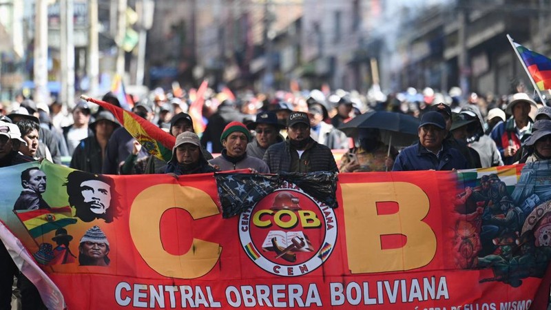 Para demonstran berbaris selama protes yang menyerukan pengunduran diri Presiden Bolivia Rodrigo Paz, menyusul protes dan blokade selama berminggu-minggu yang menyebabkan kekurangan makanan, bahan bakar, dan obat-obatan, di La Paz, Bolivia, 10 Juni 2026.