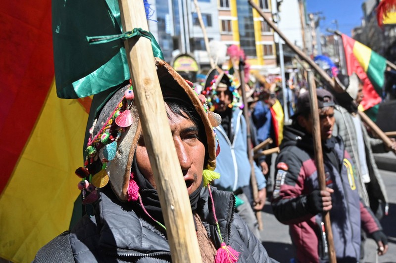 Para petugas polisi berjaga-jaga selama demonstrasi yang menyerukan pengunduran diri Presiden Bolivia Rodrigo Paz, menyusul protes dan blokade selama berminggu-minggu yang menyebabkan kekurangan makanan, bahan bakar, dan obat-obatan, di La Paz, Bolivia, 10 Juni 2026. (REUTERS/Claudia Morales)