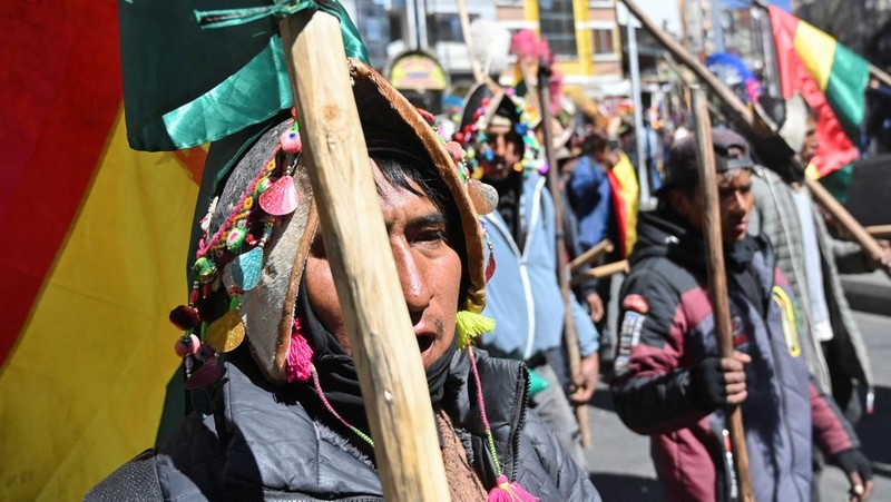 Para demonstran ikut serta dalam protes yang menyerukan pengunduran diri Presiden Bolivia Rodrigo Paz, menyusul protes dan blokade selama berminggu-minggu yang menyebabkan kekurangan makanan, bahan bakar, dan obat-obatan, di La Paz, Bolivia, 10 Juni 2026.