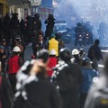 Para petugas polisi berjaga-jaga selama demonstrasi yang menyerukan pengunduran diri Presiden Bolivia Rodrigo Paz, menyusul protes dan blokade selama berminggu-minggu yang menyebabkan kekurangan makanan, bahan bakar, dan obat-obatan, di La Paz, Boliv
