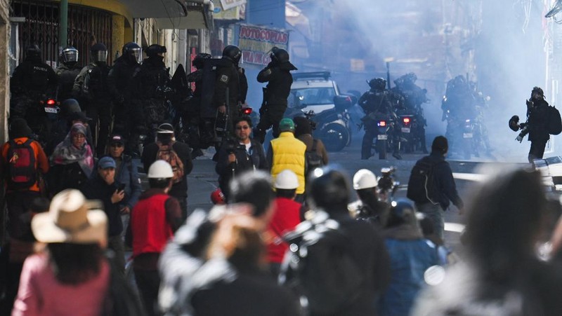 Para petugas polisi berjaga-jaga selama demonstrasi yang menyerukan pengunduran diri Presiden Bolivia Rodrigo Paz, menyusul protes dan blokade selama berminggu-minggu yang menyebabkan kekurangan makanan, bahan bakar, dan obat-obatan, di La Paz, Boliv