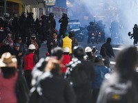 Para petugas polisi berjaga-jaga selama demonstrasi yang menyerukan pengunduran diri Presiden Bolivia Rodrigo Paz, menyusul protes dan blokade selama berminggu-minggu yang menyebabkan kekurangan makanan, bahan bakar, dan obat-obatan, di La Paz, Boliv