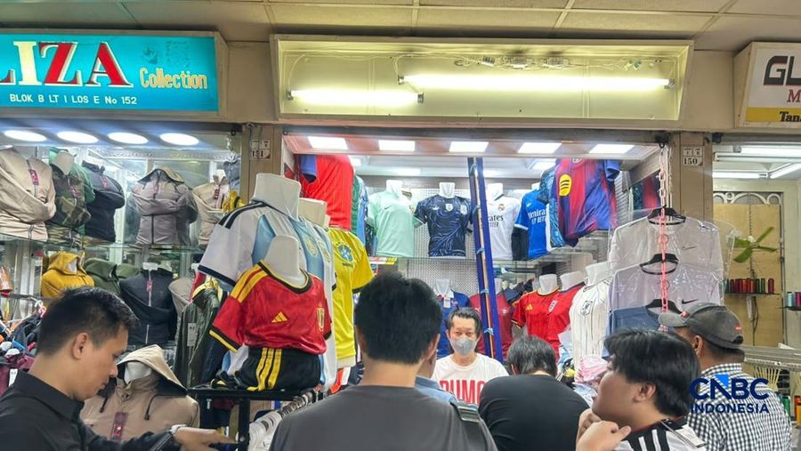 Pedagang jersey di Pasar Tanah Abang bangkit dari kubur jelang gelaran Piala Dunia 2026, Kamis (11/6/2026). (CNBC Indonesia/Elga Nurmutia)