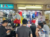 Pedagang jersey di Pasar Tanah Abang bangkit dari kubur jelang gelaran Piala Dunia 2026, Kamis (11/6/2026). (CNBC Indonesia/Elga Nurmutia)