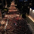 Pemandangan dari drone yang memperlihatkan para pengunjuk rasa mengibarkan bendera nasional Albania selama protes terhadap resor mewah, sebuah rencana dari perusahaan yang terkait dengan menantu Presiden AS Donald Trump, Jared Kushner, di bagian pesi