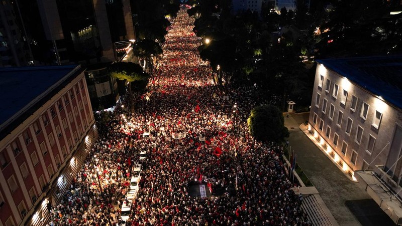 Pemandangan dari drone yang memperlihatkan para pengunjuk rasa mengibarkan bendera nasional Albania selama protes terhadap resor mewah, sebuah rencana dari perusahaan yang terkait dengan menantu Presiden AS Donald Trump, Jared Kushner, di bagian pesi