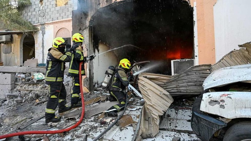 Petugas pemadam kebakaran berupaya memadamkan api setelah serangan pesawat tak berawak Iran di Bahrain, Kamis (11/6/2026). (Handout via REUTERS)