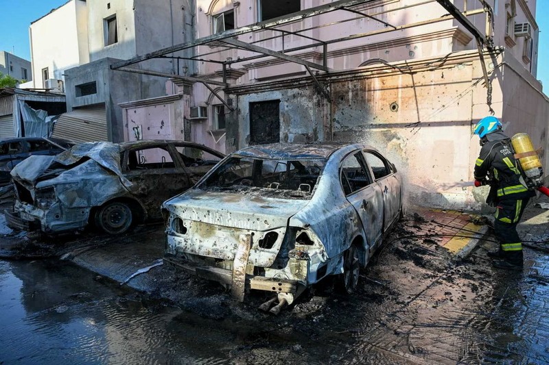 Petugas pemadam kebakaran berupaya memadamkan api setelah serangan pesawat tak berawak Iran di Bahrain, Kamis (11/6/2026). (Handout via REUTERS)