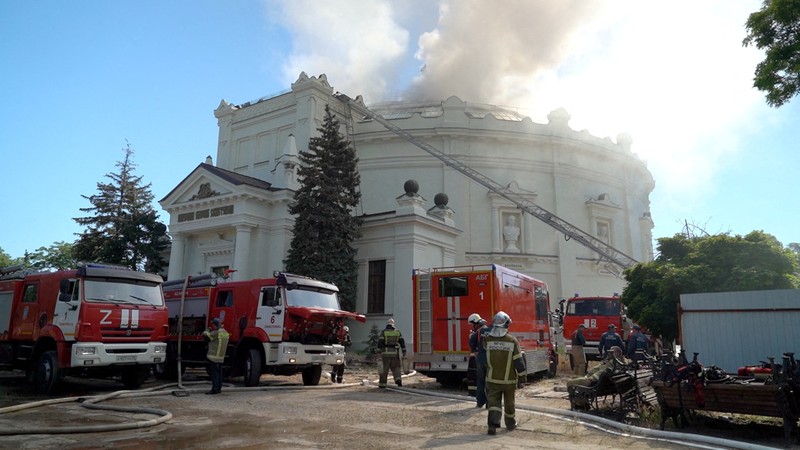 Petugas pemadam kebakaran memadamkan api di museum