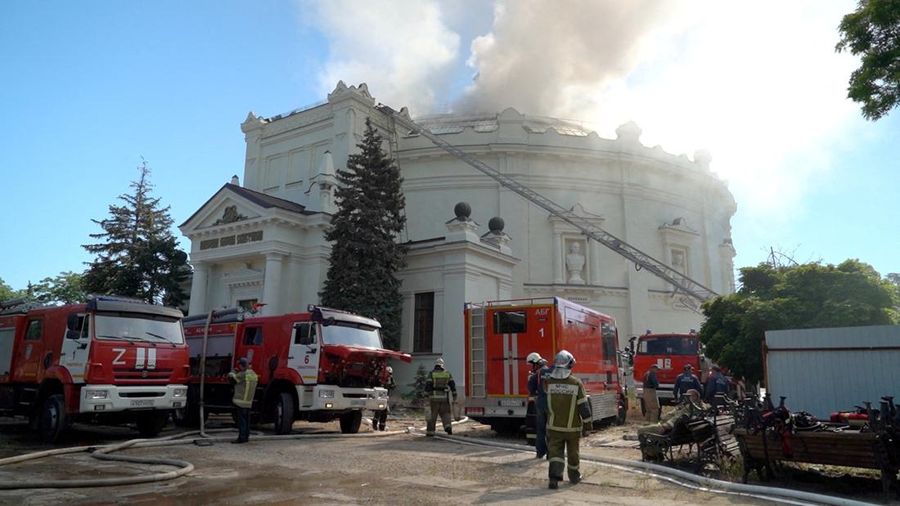 Petugas pemadam kebakaran memadamkan api di museum