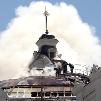 Petugas pemadam kebakaran memadamkan api di museum "Panorama Pertahanan Sevastopol", yang menurut pihak berwenang setempat, rusak akibat serangan pesawat tak berawak Ukraina selama konflik Rusia-Ukraina di Sevastopol, Krimea, dalam gambar diam yang d