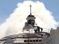 Petugas pemadam kebakaran memadamkan api di museum "Panorama Pertahanan Sevastopol", yang menurut pihak berwenang setempat, rusak akibat serangan pesawat tak berawak Ukraina selama konflik Rusia-Ukraina di Sevastopol, Krimea, dalam gambar diam yang d